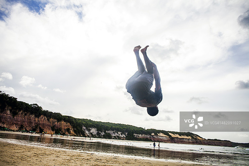 在巴西北部皮帕海滩玩乐的人们图片素材