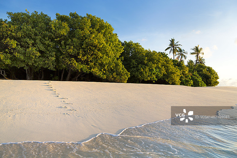 马尔代夫美丽海滩上的脚印图片素材