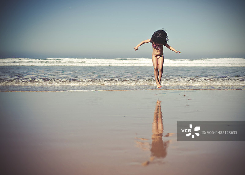 在海滩上跳跃图片素材