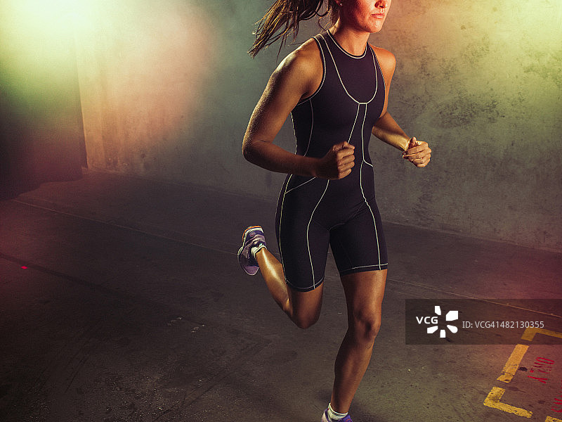 一位美丽的女士穿着运动服跑步图片素材