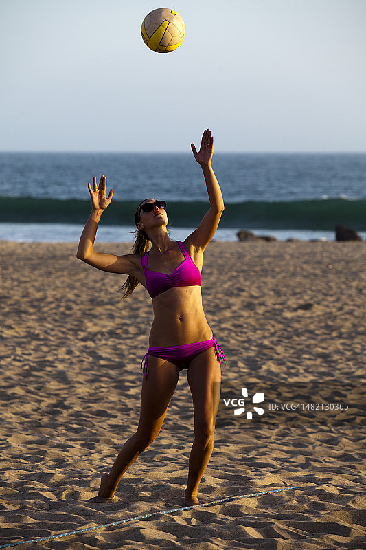 身材健美的女子沙滩排球运动员在加利福尼亚州文图拉的比赛中准备发球图片素材