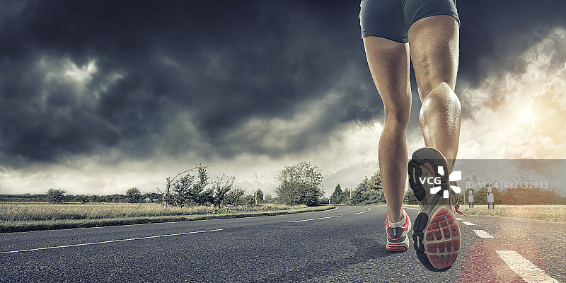 跑步者腿部背面图片素材