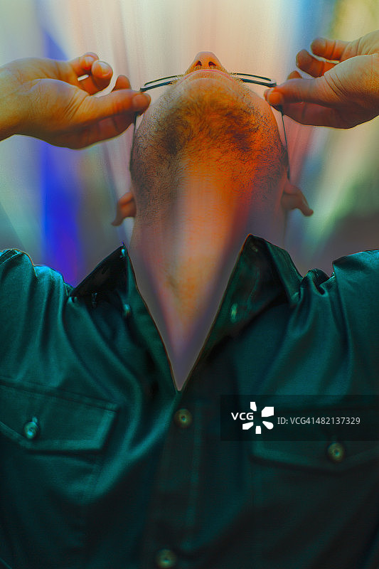 戴着眼镜看东西的白人男子图片素材