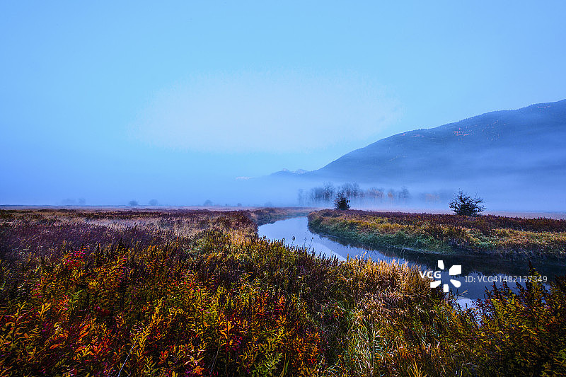 河流和乡村景观上的雾图片素材