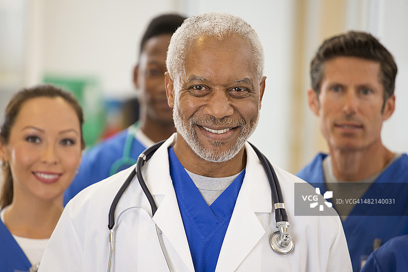 医院工作人员一起微笑图片素材