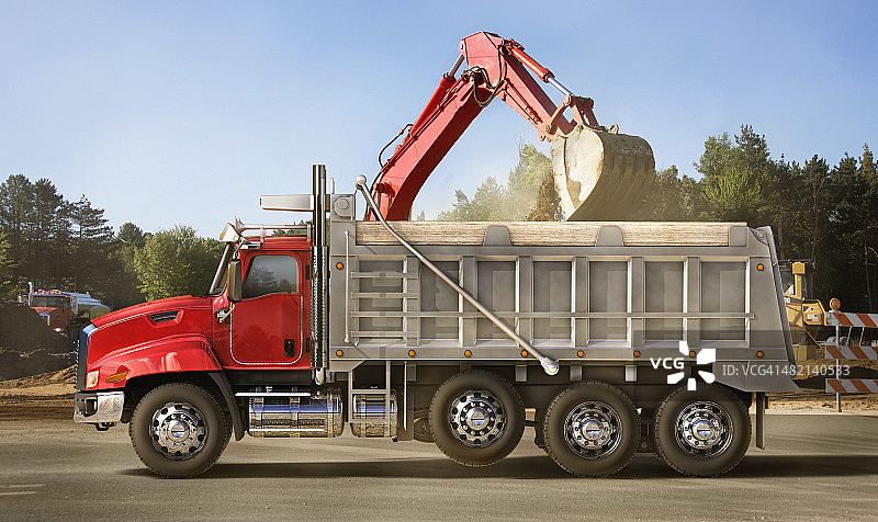 挖掘机在工地装载自卸卡车图片素材