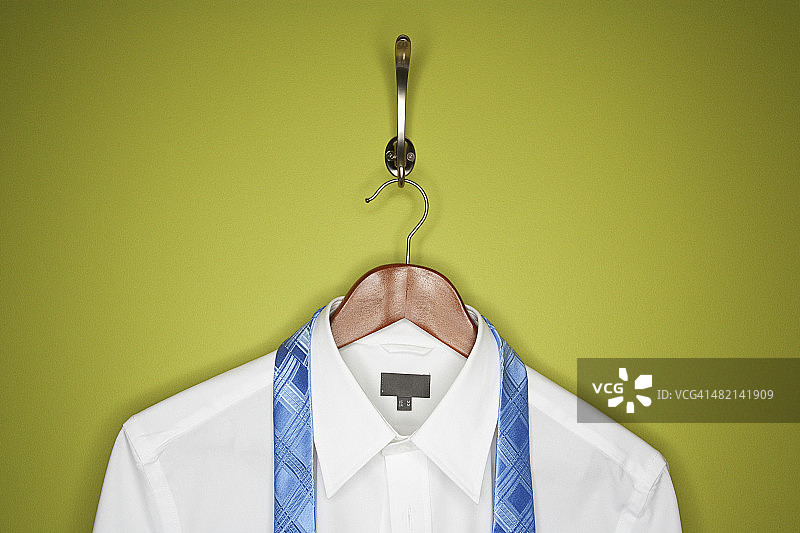 衣架上的衬衫和领带图片素材