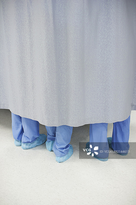 医院窗帘下的医生和护士的脚图片素材
