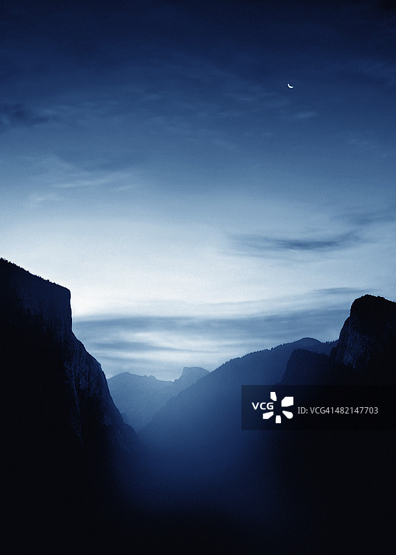 照明雾和山脉图片素材