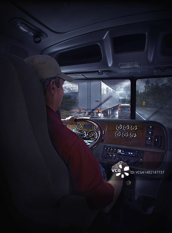 卡车司机在高速公路上行驶图片素材