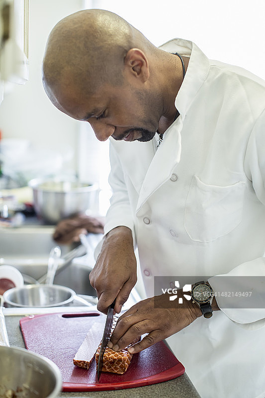 在厨房工作的黑人男厨师图片素材