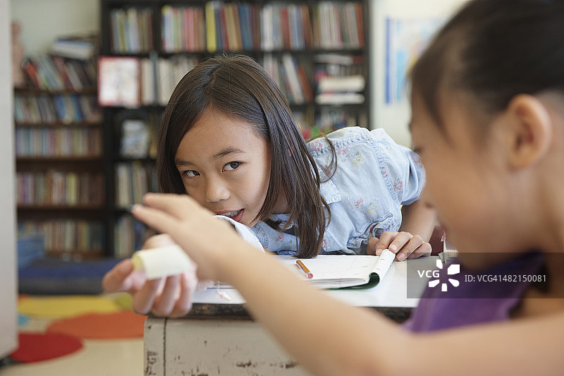 课堂上传纸条的学生图片素材