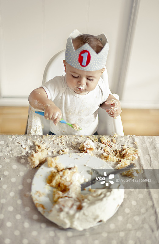 一岁男童庆祝生日图片素材
