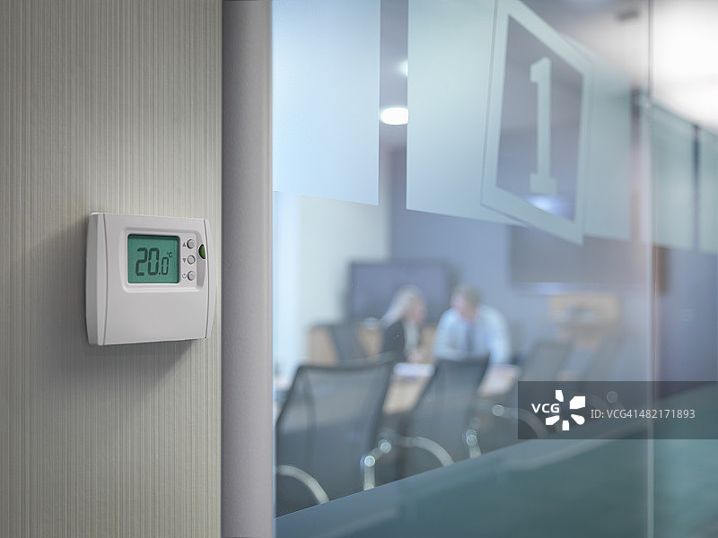会议室外的恒温器与开会中的上班族图片素材