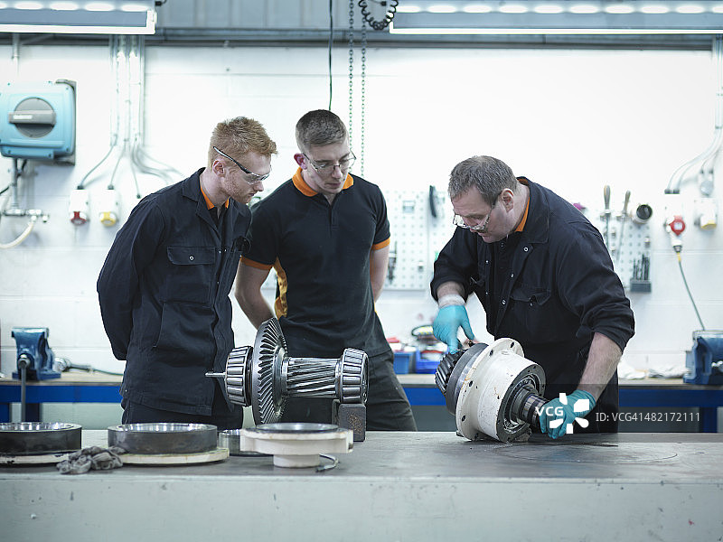 工程师在工厂指导学徒图片素材