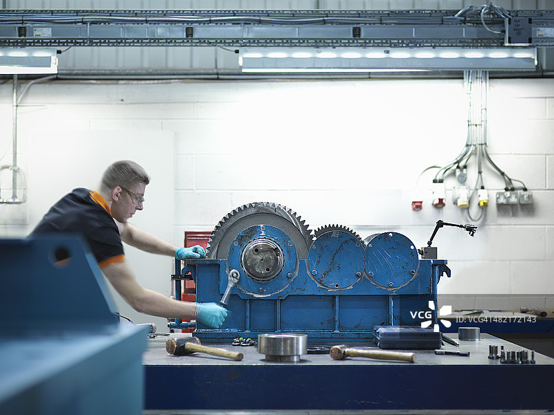 工程师在工厂组装工业齿轮箱图片素材