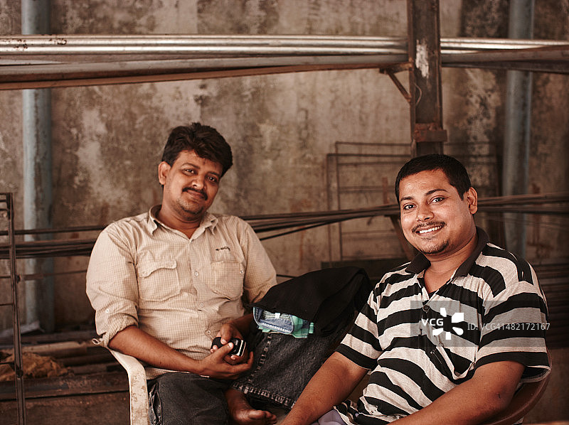 男士坐在谷仓里图片素材