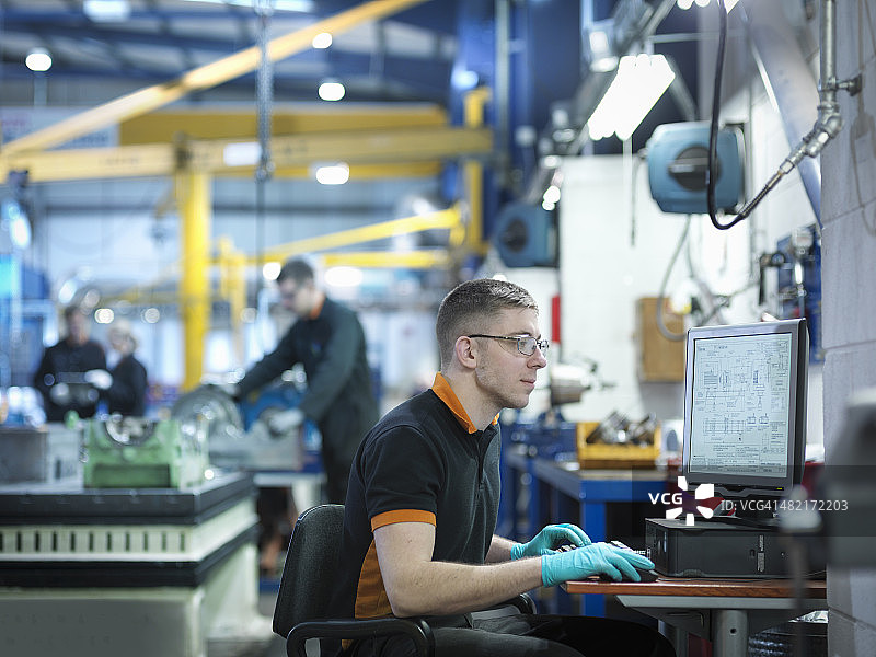 工程师在工程工厂使用电脑图片素材