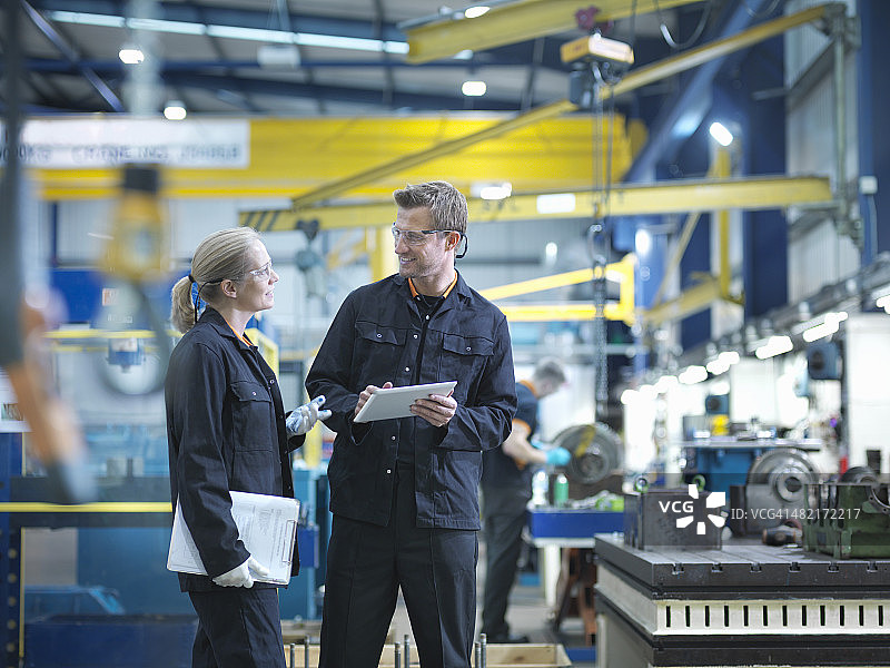 工程技术工厂工人讨论中图片素材