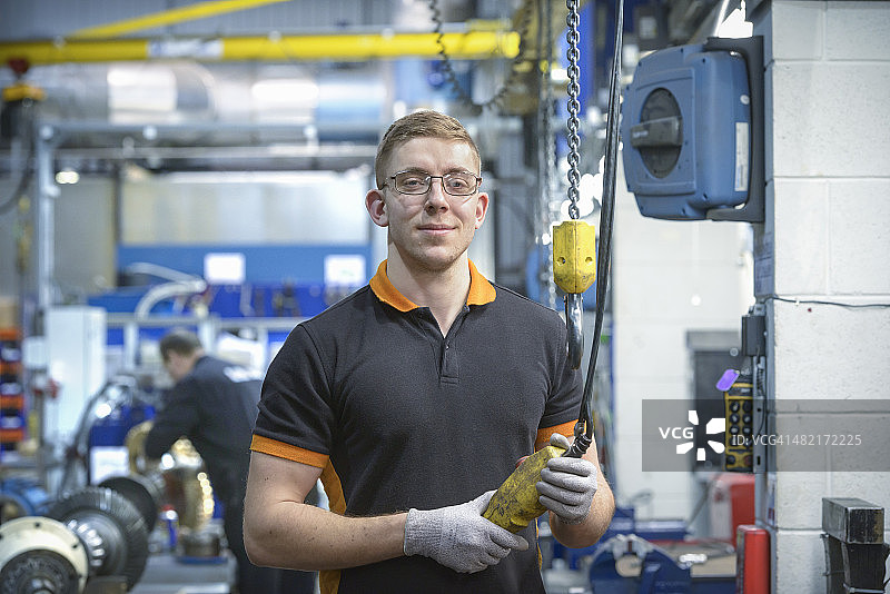 工程学徒在工厂里微笑的肖像图片素材