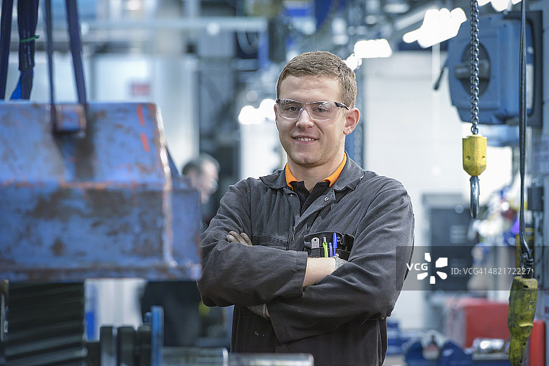 工程学徒在工厂里微笑的肖像图片素材