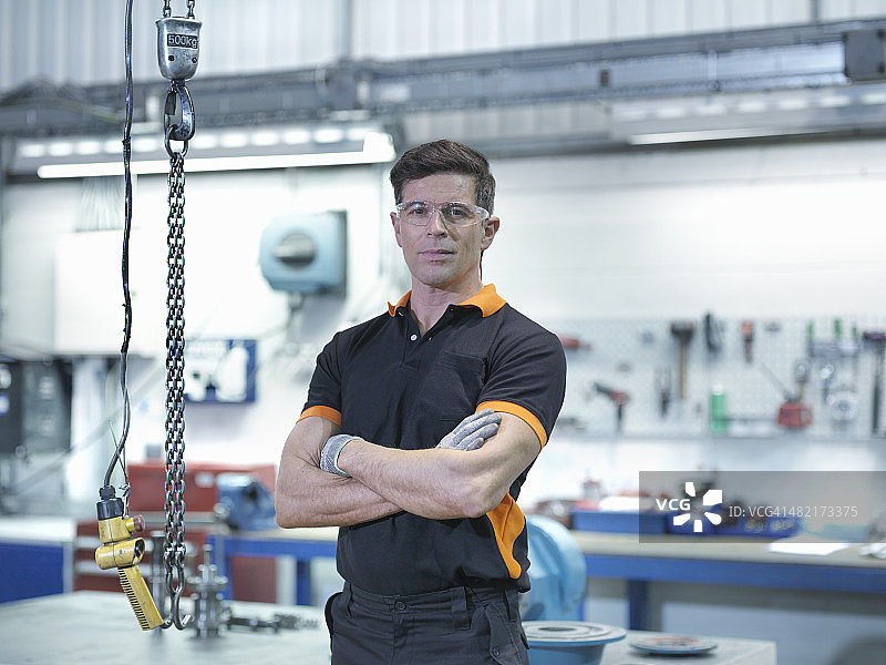 工程工厂里的工程师肖像图片素材