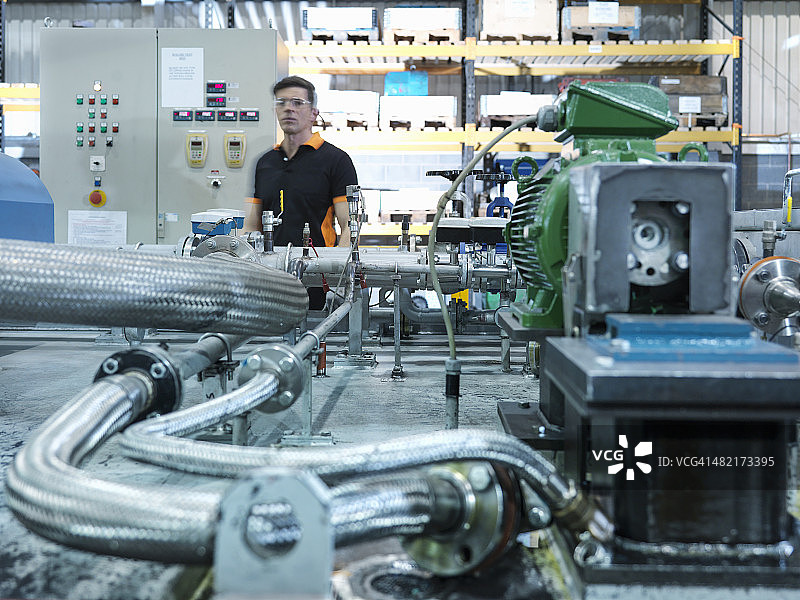 工程师在工厂用工业泵测试设备图片素材