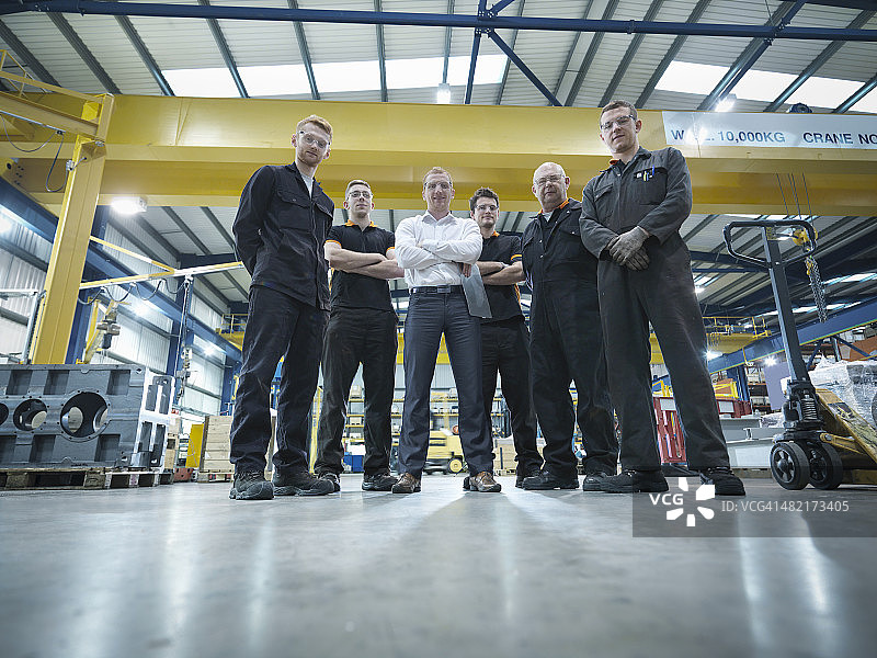 工程机械厂里的工程师和学徒合影图片素材