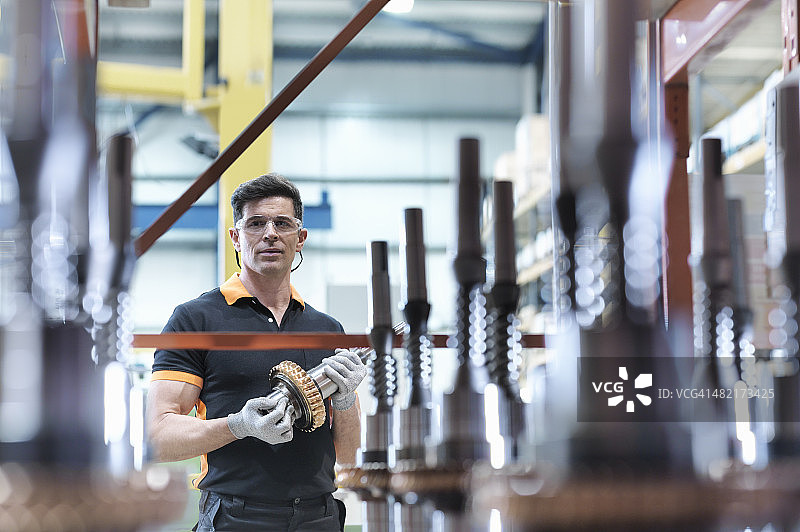 在工业齿轮箱工厂工作的工程师人像图片素材