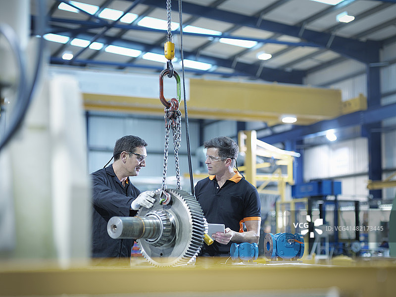 工程师在工厂的工作站使用齿轮图片素材