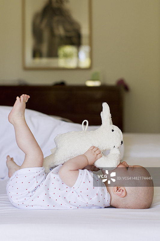 女婴玩软玩具图片素材