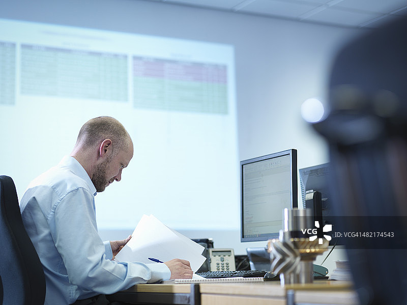 工程师在工厂办公室使用计算机辅助设计图片素材