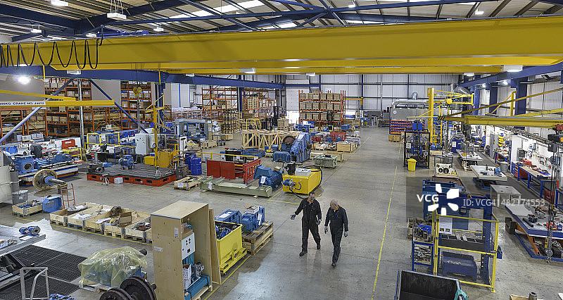 高角度拍摄：在工程工厂工作的工人们图片素材