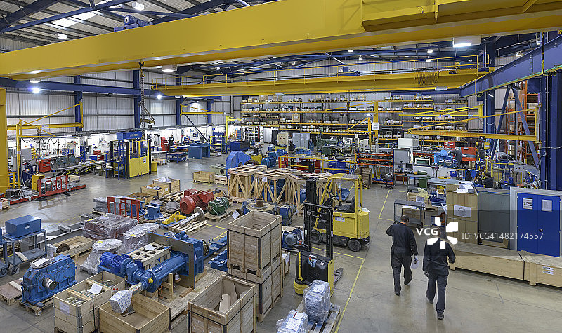 高角度拍摄：在工程工厂工作的工人们图片素材