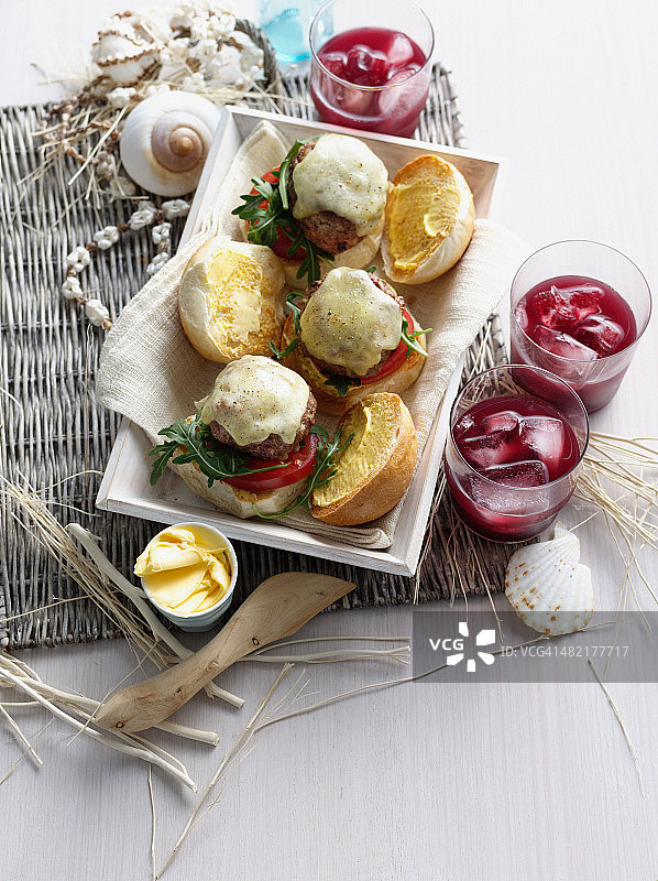 芝士汉堡和苏打水拼盘图片素材