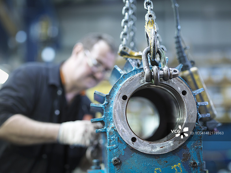 工程师在工厂修理工业齿轮箱图片素材