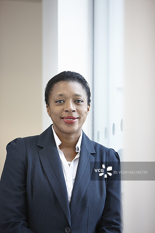 看着镜头的女商人画像图片素材