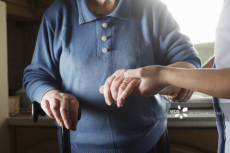 个人护理助理协助老年妇女行走图片素材