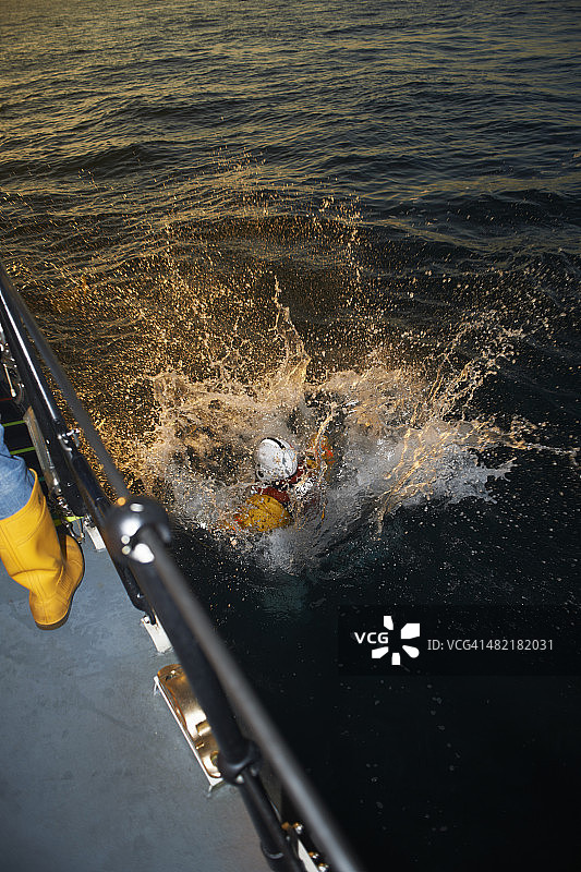 救生艇人员在海上与队员一起训练图片素材