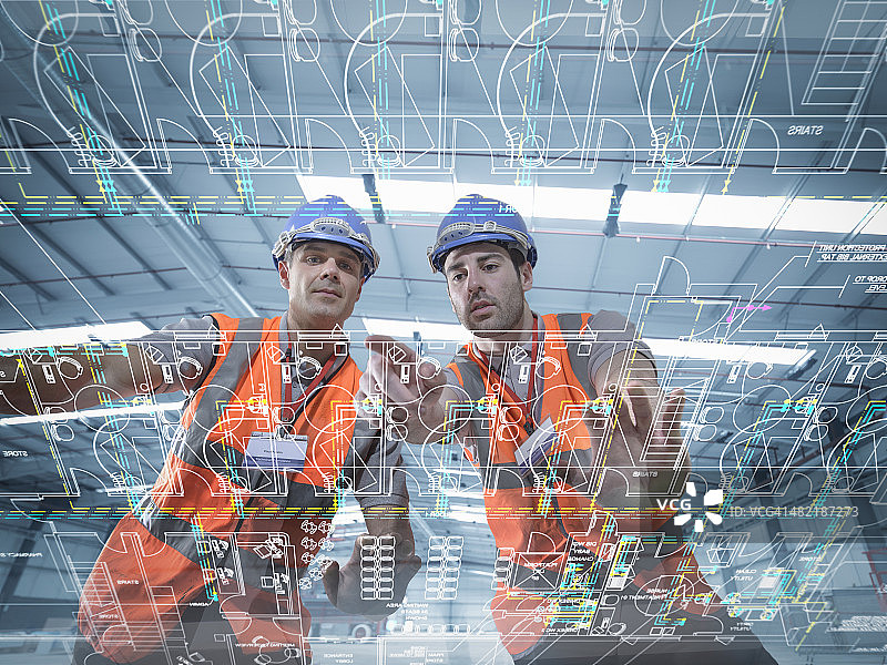 建筑工人通过互动显示屏查看计划图片素材