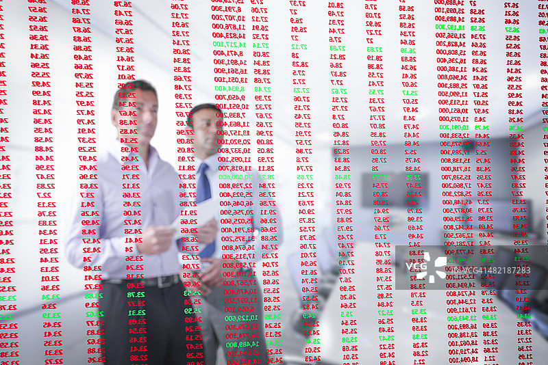 商务人士通过屏幕查看红绿数字图片素材