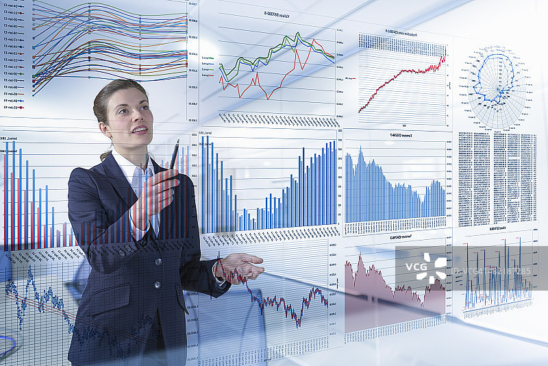 女商人通过屏幕查看图表图片素材