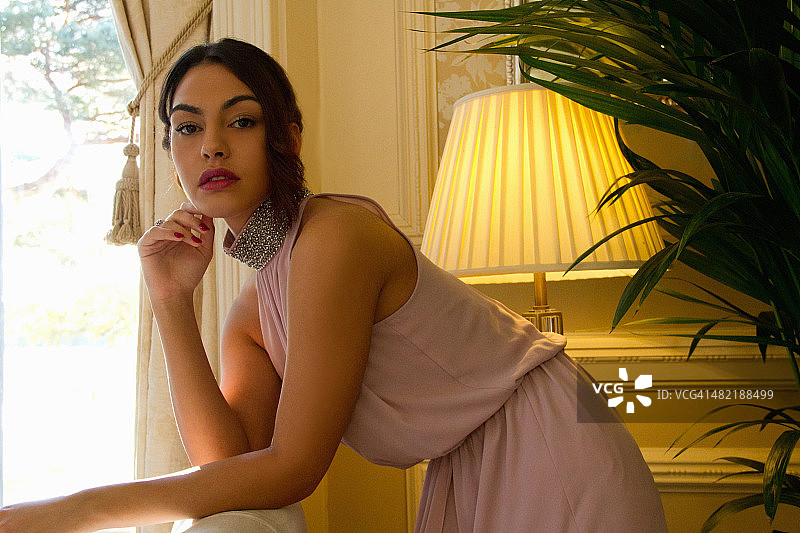 豪华酒店里的迷人年轻女子肖像图片素材