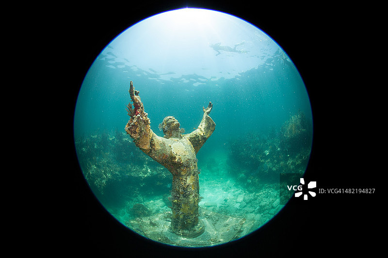 深渊基督雕像图片素材