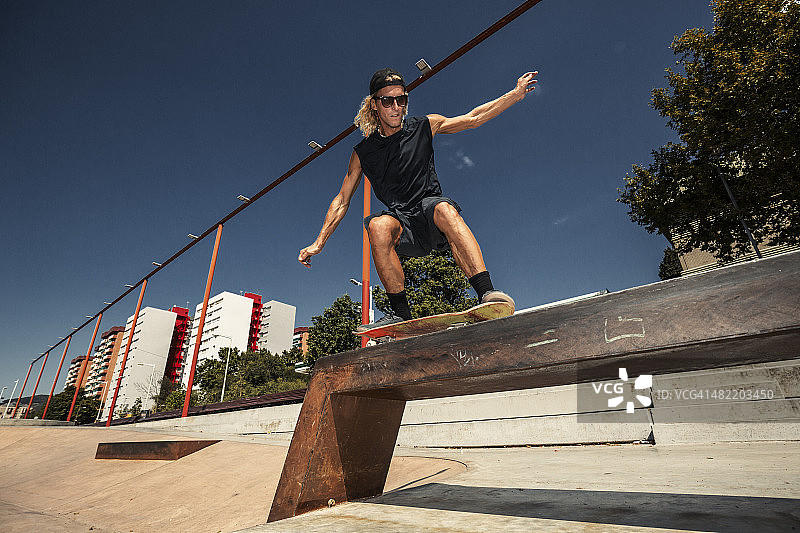 玩滑板的年轻人图片素材