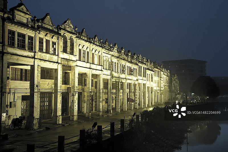 中国亚洲赤坎古镇的夜景立面和河流图片素材