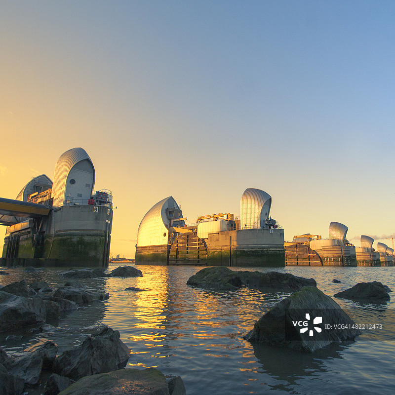 英国伦敦泰晤士河防洪闸图片素材