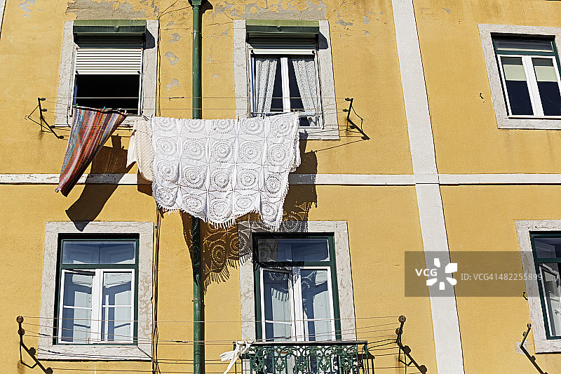 葡萄牙里斯本莫拉里亚：黄色房屋正面图片素材