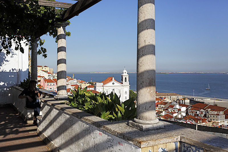 葡萄牙里斯本圣卢西亚观景台特茹河风光图片素材
