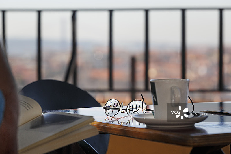 葡萄牙里斯本格拉萨区：格拉萨教堂观景台咖啡小憩图片素材